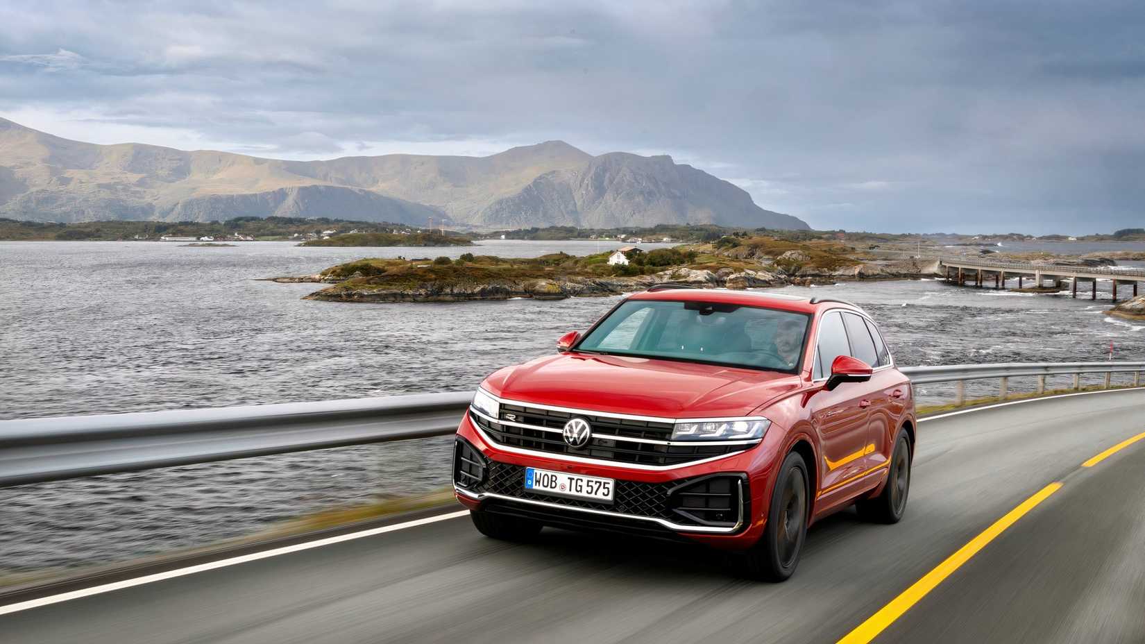 2025 Volkswagen Touareg Red