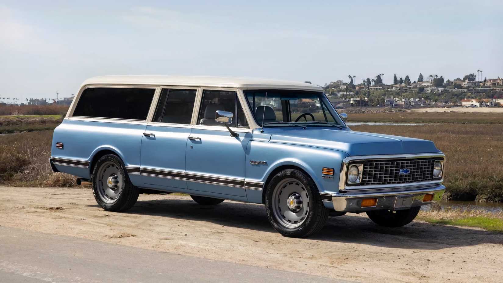 1972 Chevrolet Suburban frente 3/4 tiro