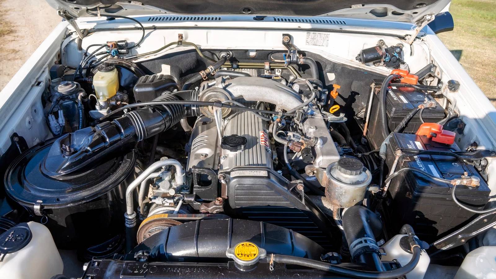 Toyota Land Cruiser 70 Series con motore 1HZ in azione in un ambiente estremo