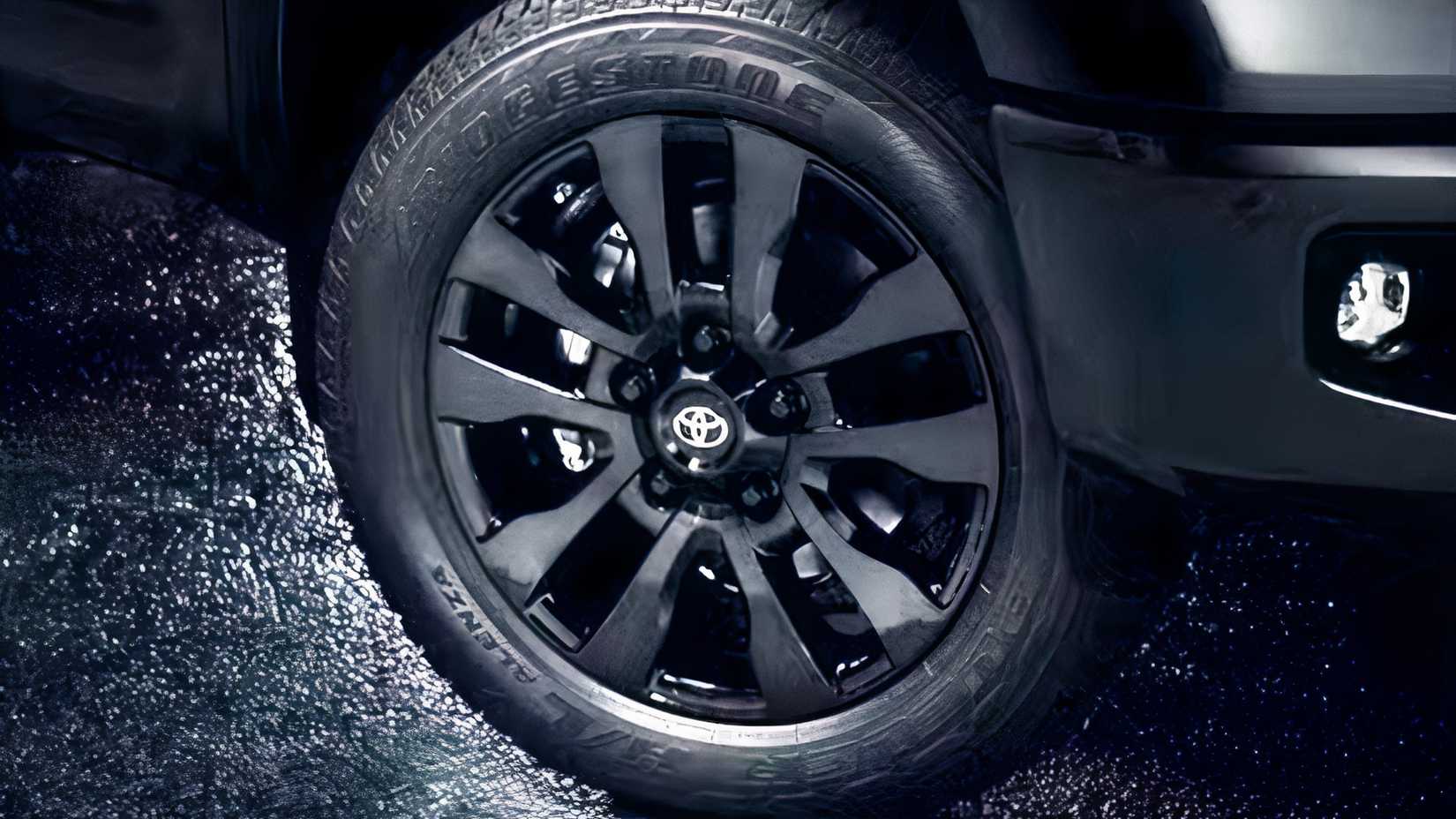 Close da roda Toyota Tundra 2021