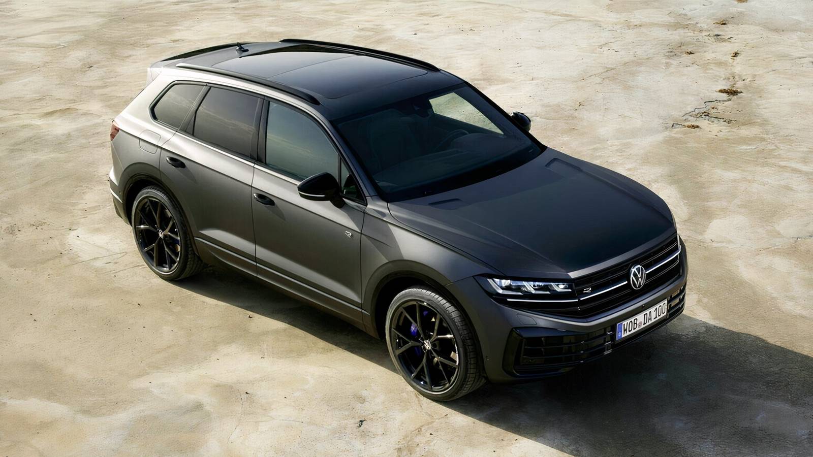 Un'auto di lusso sottile, il Volkswagen Touareg, offre un'esperienza di guida rilassata e una cabinata raffinata, superando il BMW X5
