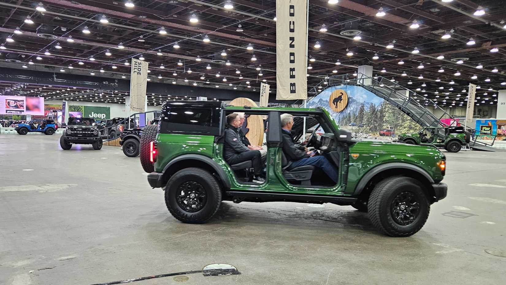ford-bronco-doorless-test-track-2026-detautoshow