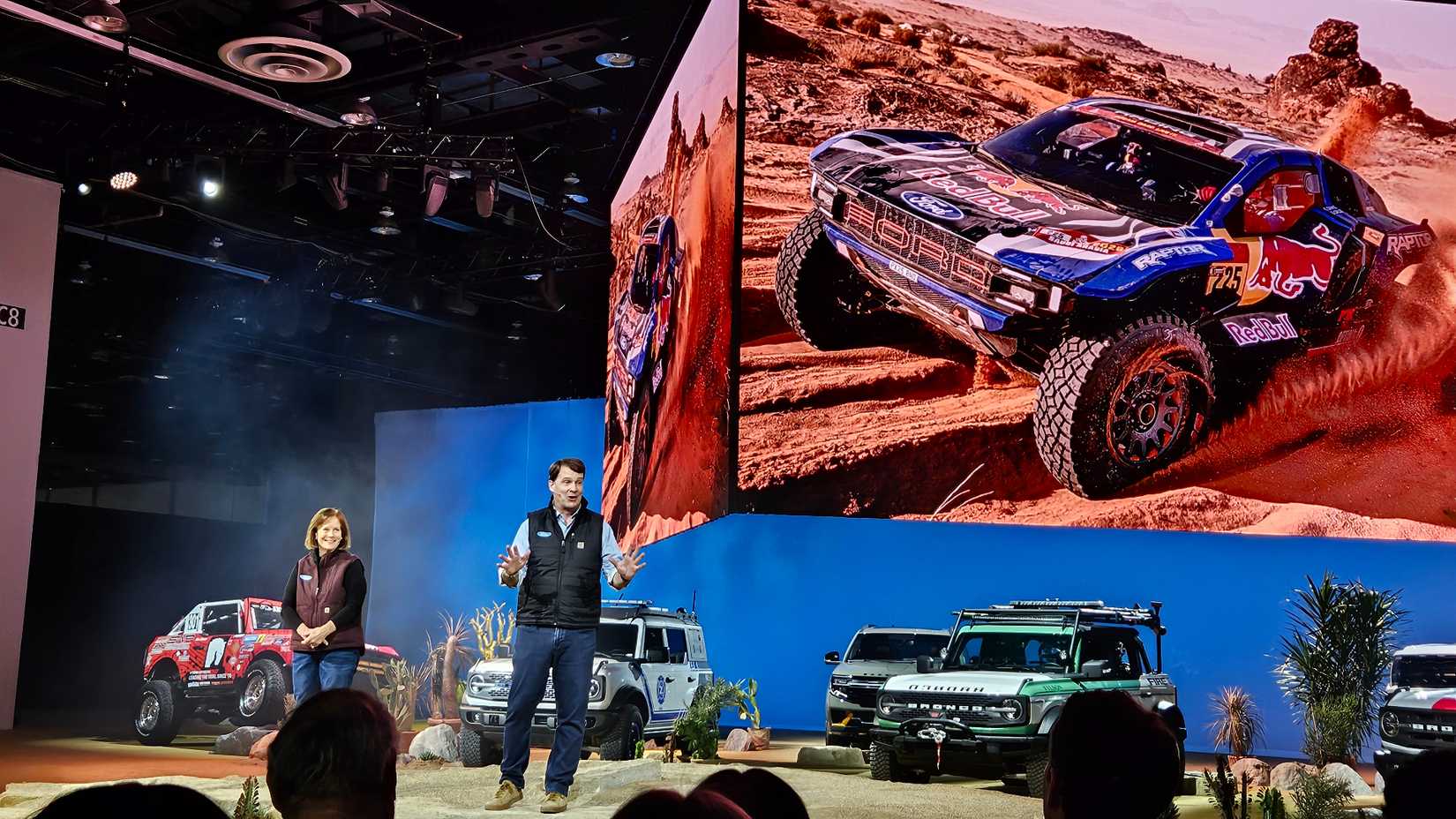 ford-ceo-jim-farley-and-carhartt-ceo-linda-hubbard-2026-detautoshow