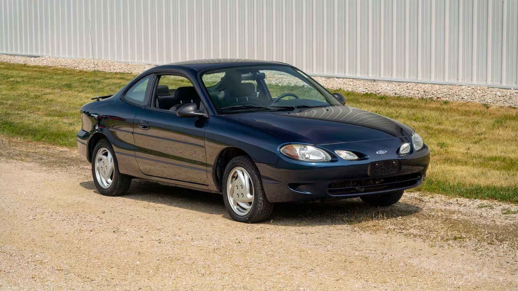 Vista frontal 3/4 do Ford Escort ZX2