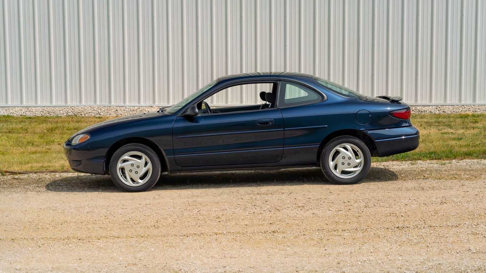 Vista lateral do Ford Escort ZX2