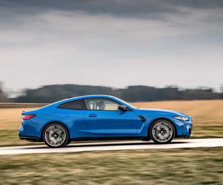 Vista lateral da direção do G82 BMW M4 Competition Coupe