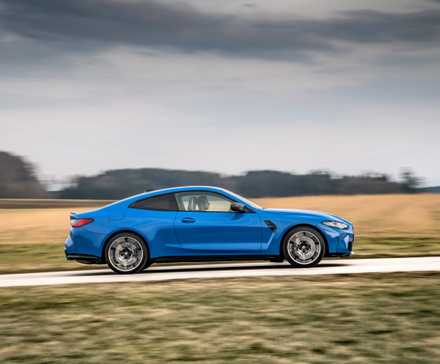 Vista lateral da direção do G82 BMW M4 Competition Coupe