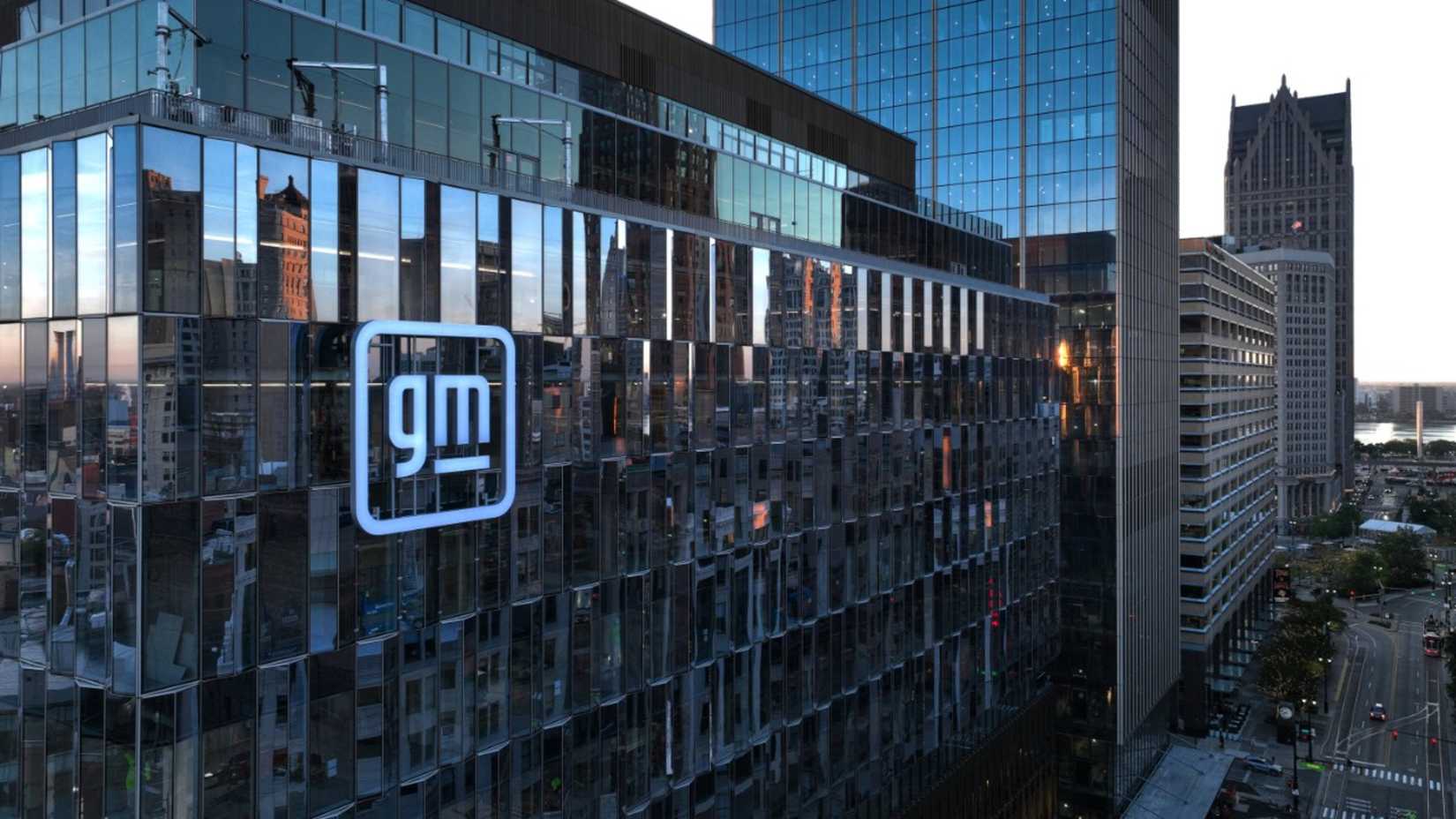 general-motors-corporate-logo-shines-from-the-hudsons-detroit-building