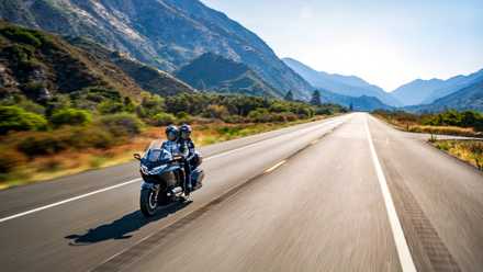 Honda Gold Wing andando de dois lugares, navegando pela rodovia