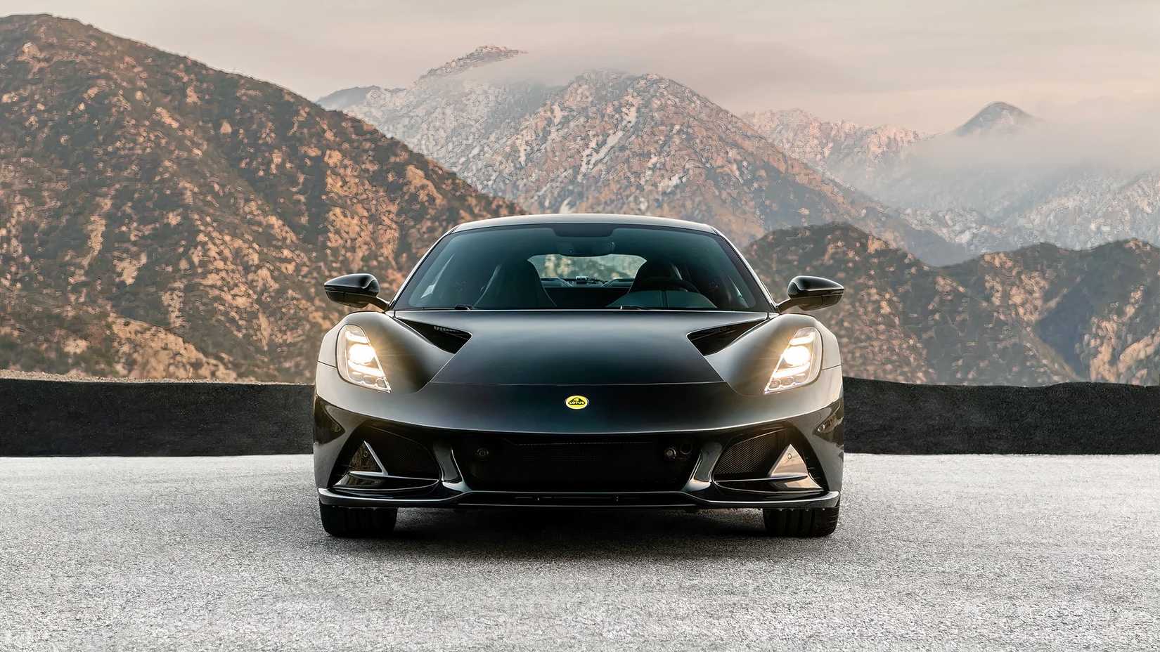 Foto frontal do Lotus Emira 2026