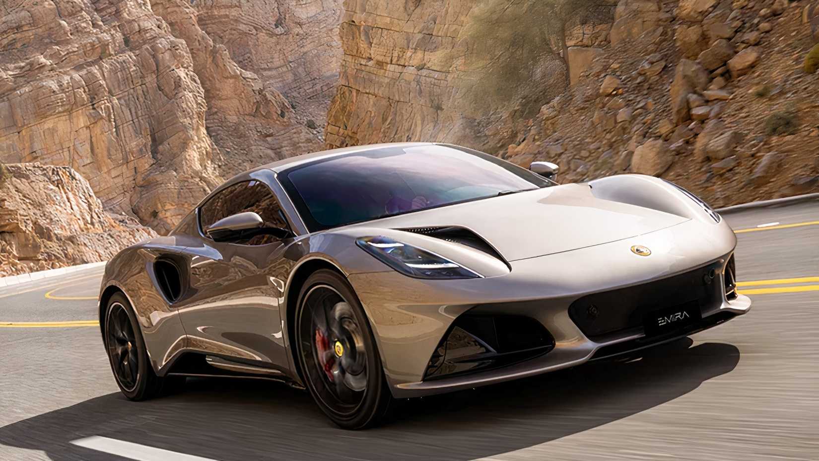 Foto de ação 3/4 frontal do Lotus Emira 2026