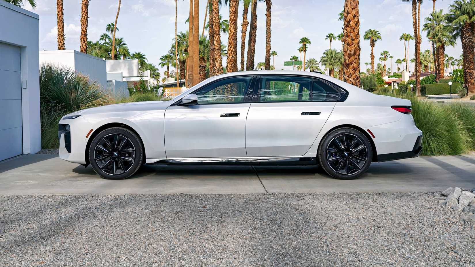 2024 BMW 750e xDrive profile