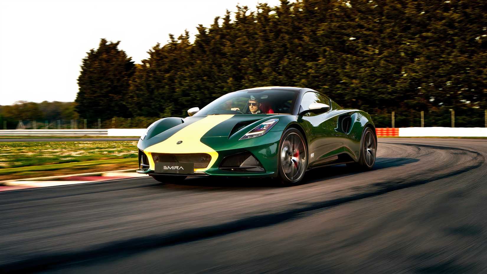 2026 Lotus Emira Jim Clark Edition frontal 3/4 foto de ação