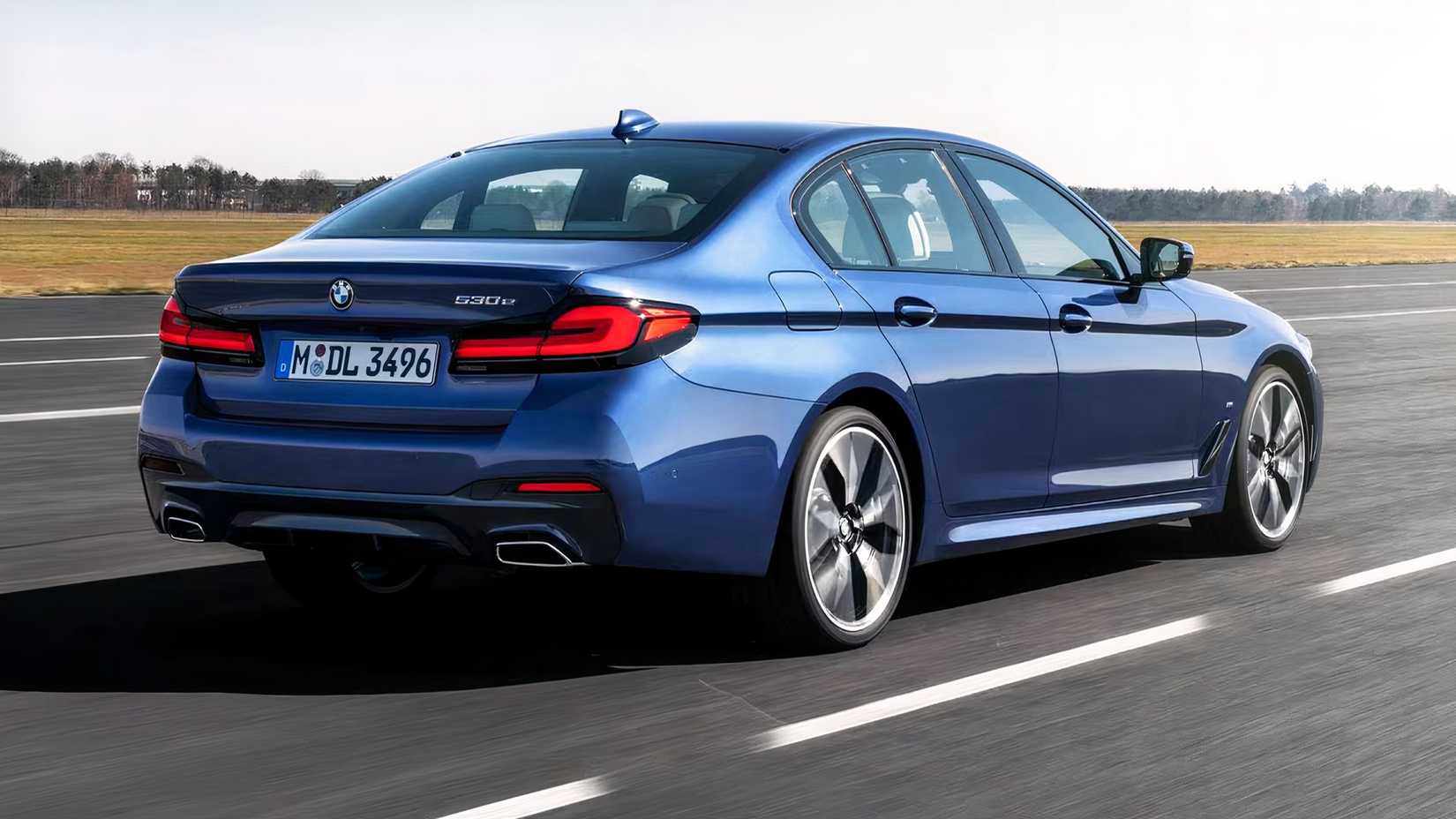 2023 BMW 550e rear 3/4