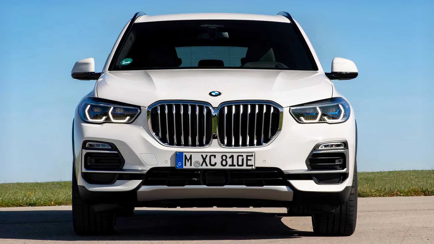 2022 BMW X5 xDrive45e front