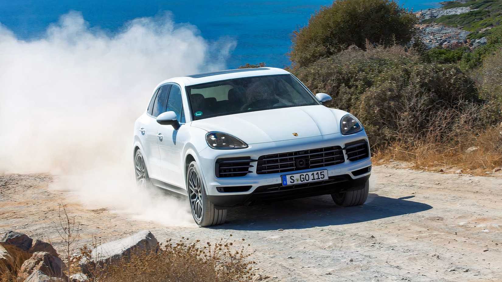 2021 Porsche Cayenne front 3/4 action shot