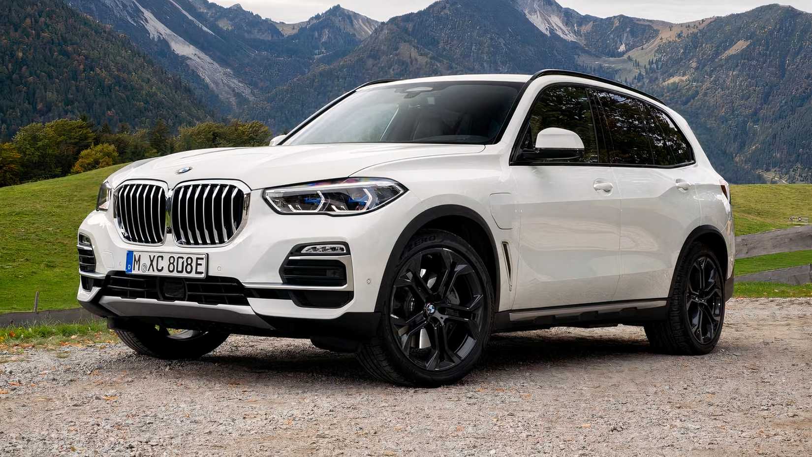 2023 BMW X5 xDrive45e front 3/4