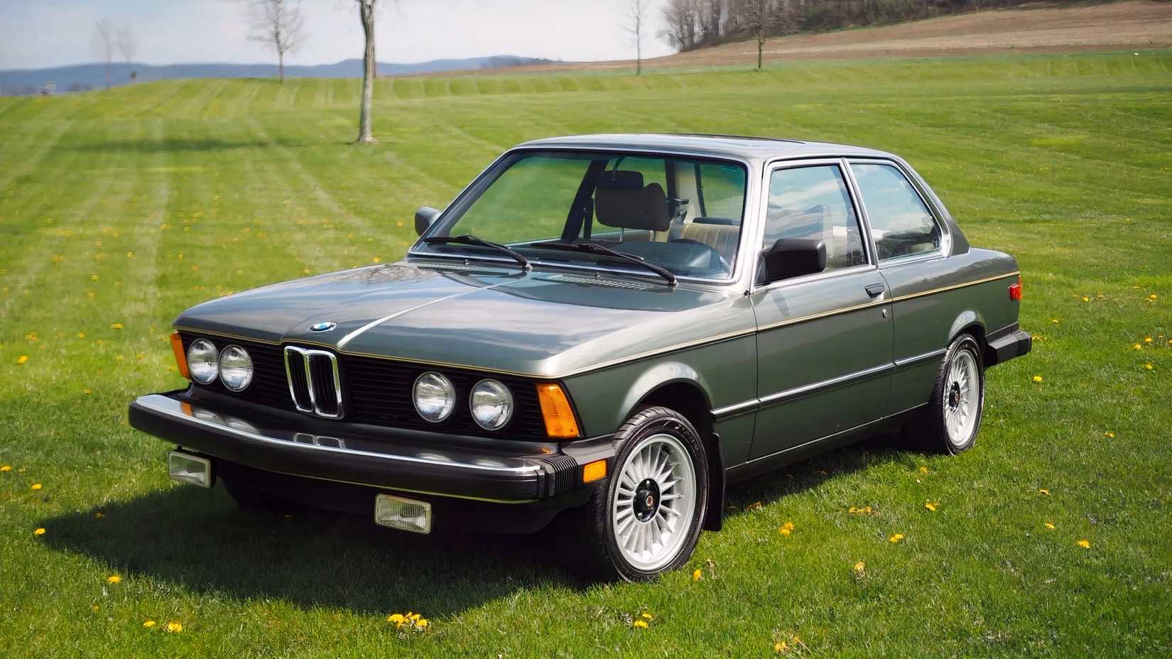 1980 BMW 320i frente 3/4 tiro estacionado na grama