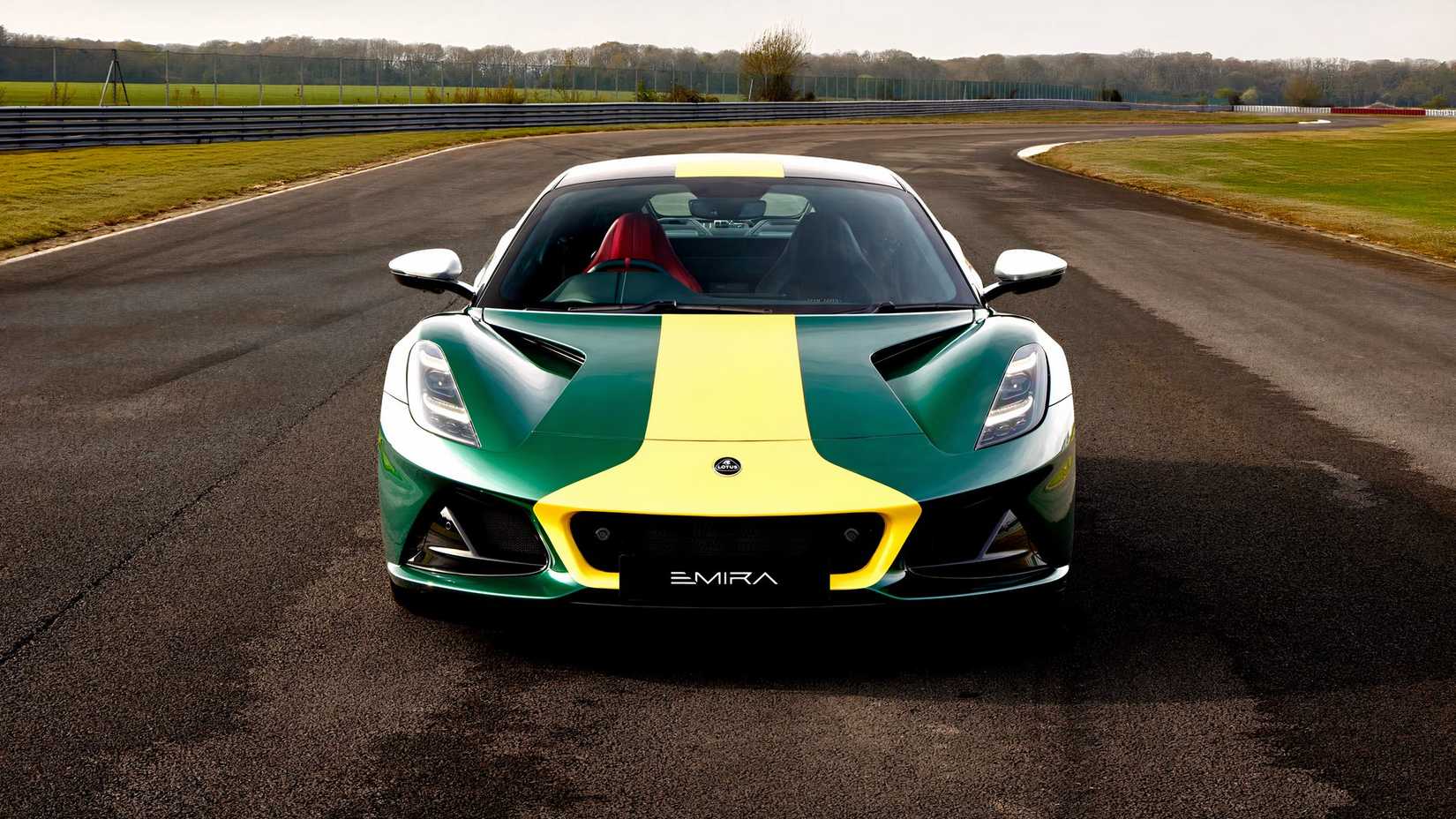 Foto frontal do Lotus Emira Jim Clark Edition 2026