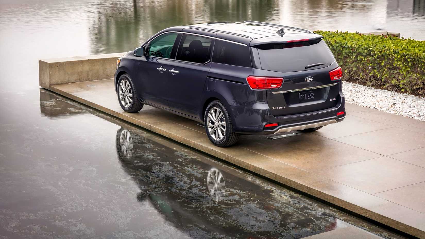 2020 Kia Sedona rear 3/4 shot