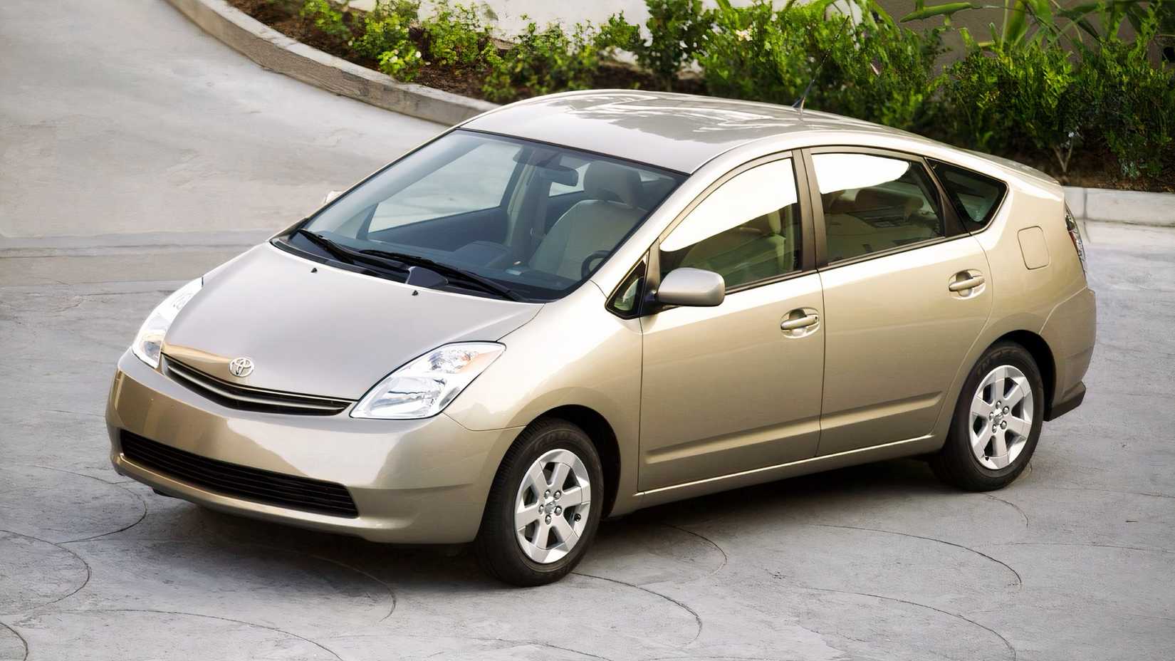 2004 Toyota Prius front 3/4