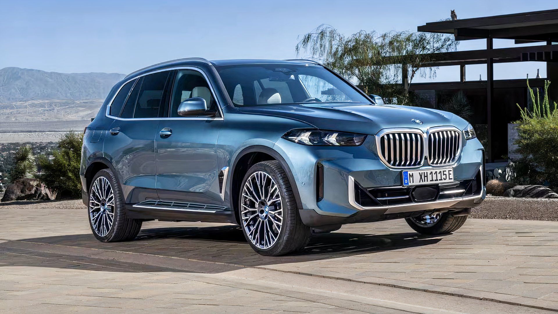 2025 BMW X5 xDrive50e dianteiro 3/4 estacionado na garagem