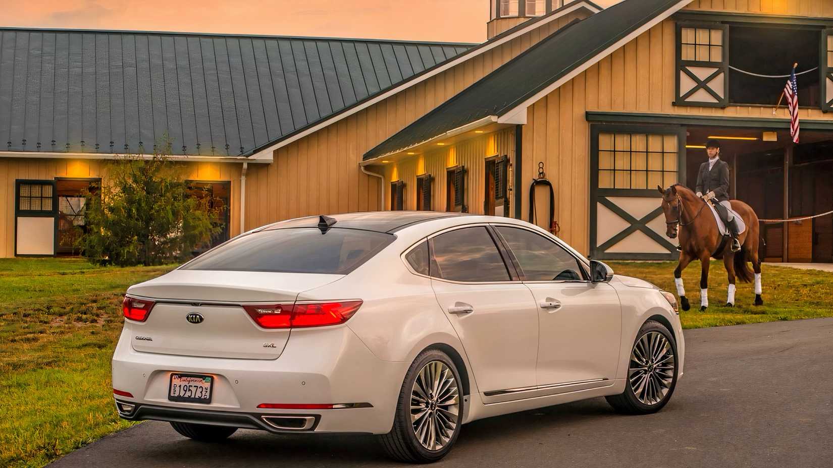 2019 Kia Cadenza rear 3/4 shot