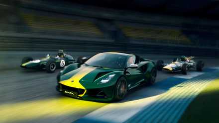 Uma imagem mostra um Lotus Emira Jim Clark Edition 2026 com carros de corrida clássicos Jim Clark