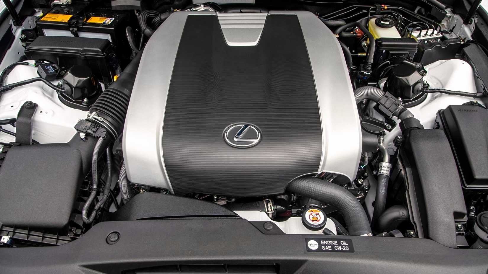 Foto aérea do motor de um Lexus IS 350