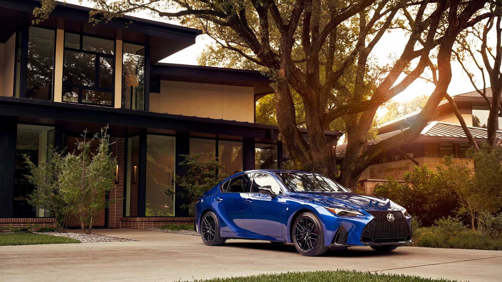 Foto frontal 3/4 de um Lexus IS 350 2026 azul estacionado na garagem