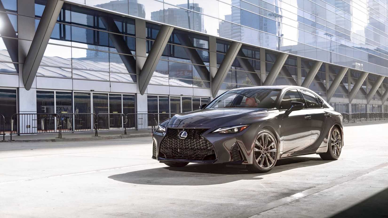 Foto frontal de um Lexus IS 2026 estacionado em frente ao prédio