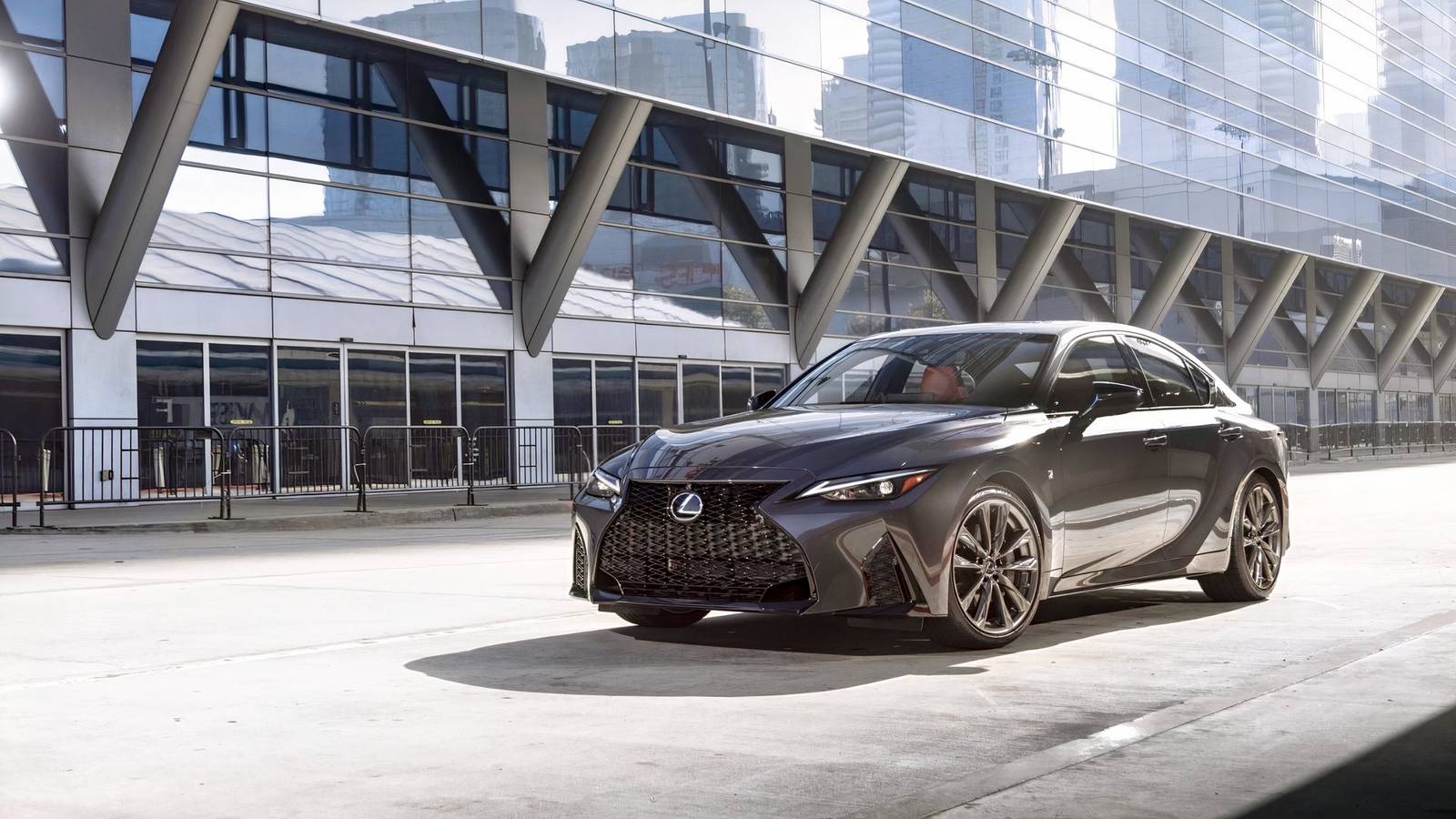 Un'auto giapponese con schermo digitale e connettività wireless, in movimento su una strada
