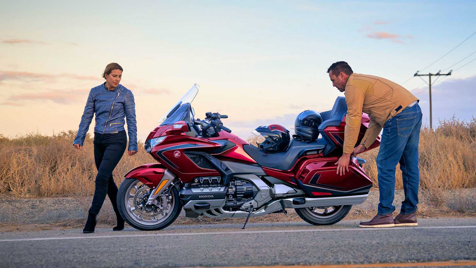 Piloto e passageiro ao lado de um Honda Gold Wing Tour 2026