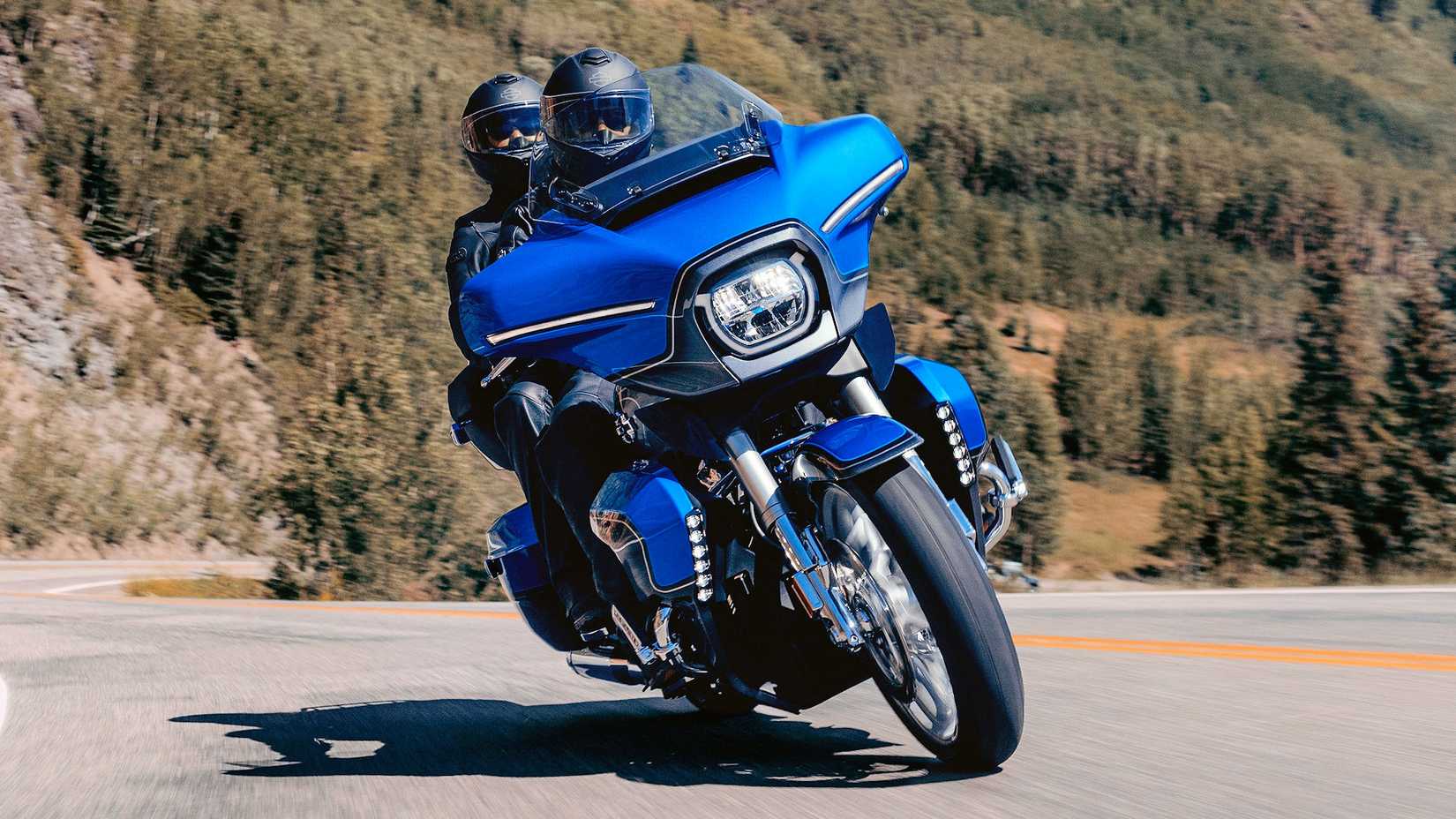 Piloto e passageiro em uma Harley-Davidson CVO Street Glide Limited 2026