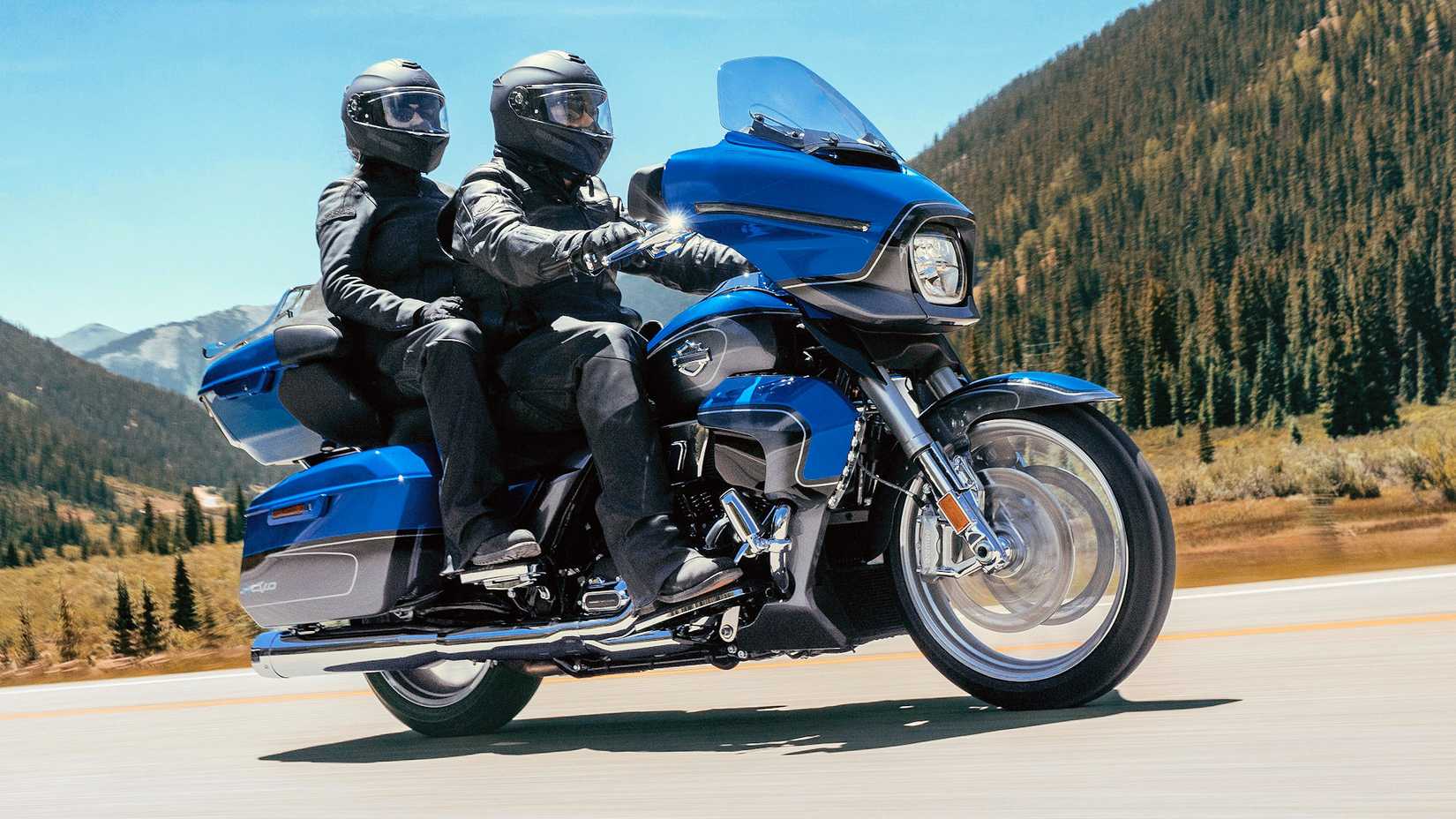 Piloto e passageiro em uma Harley-Davidson CVO Street Glide Limited 2026