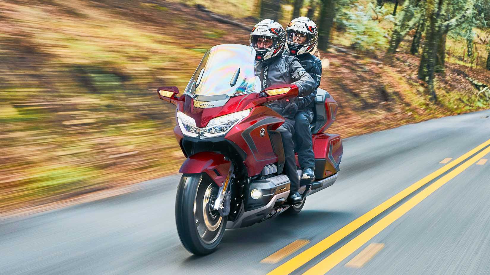 Piloto e passageiro em um Honda Gold Wing Tour 2026