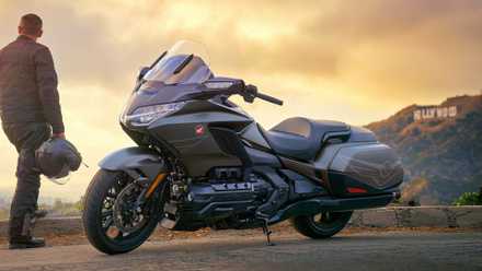Piloto ao lado de uma Honda Gold Wing 2026 estacionada em frente ao letreiro de Hollywood