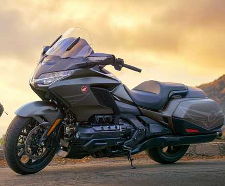 Piloto ao lado de uma Honda Gold Wing 2026 estacionada em frente ao letreiro de Hollywood