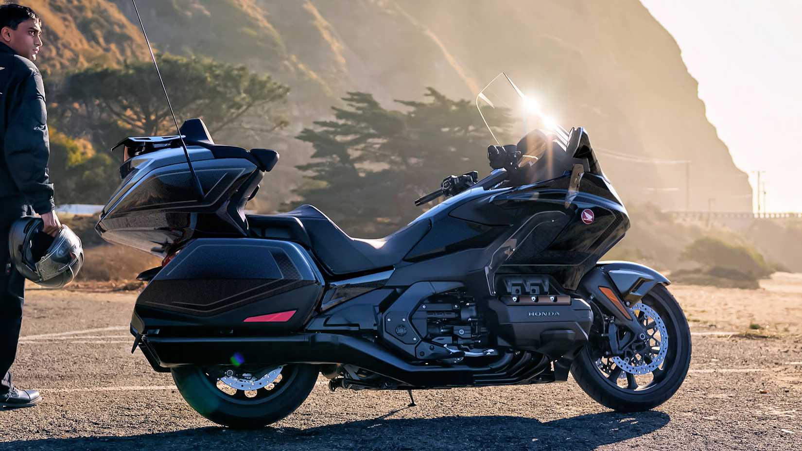 Piloto ao lado de um Honda Gold Wing Tour 2026