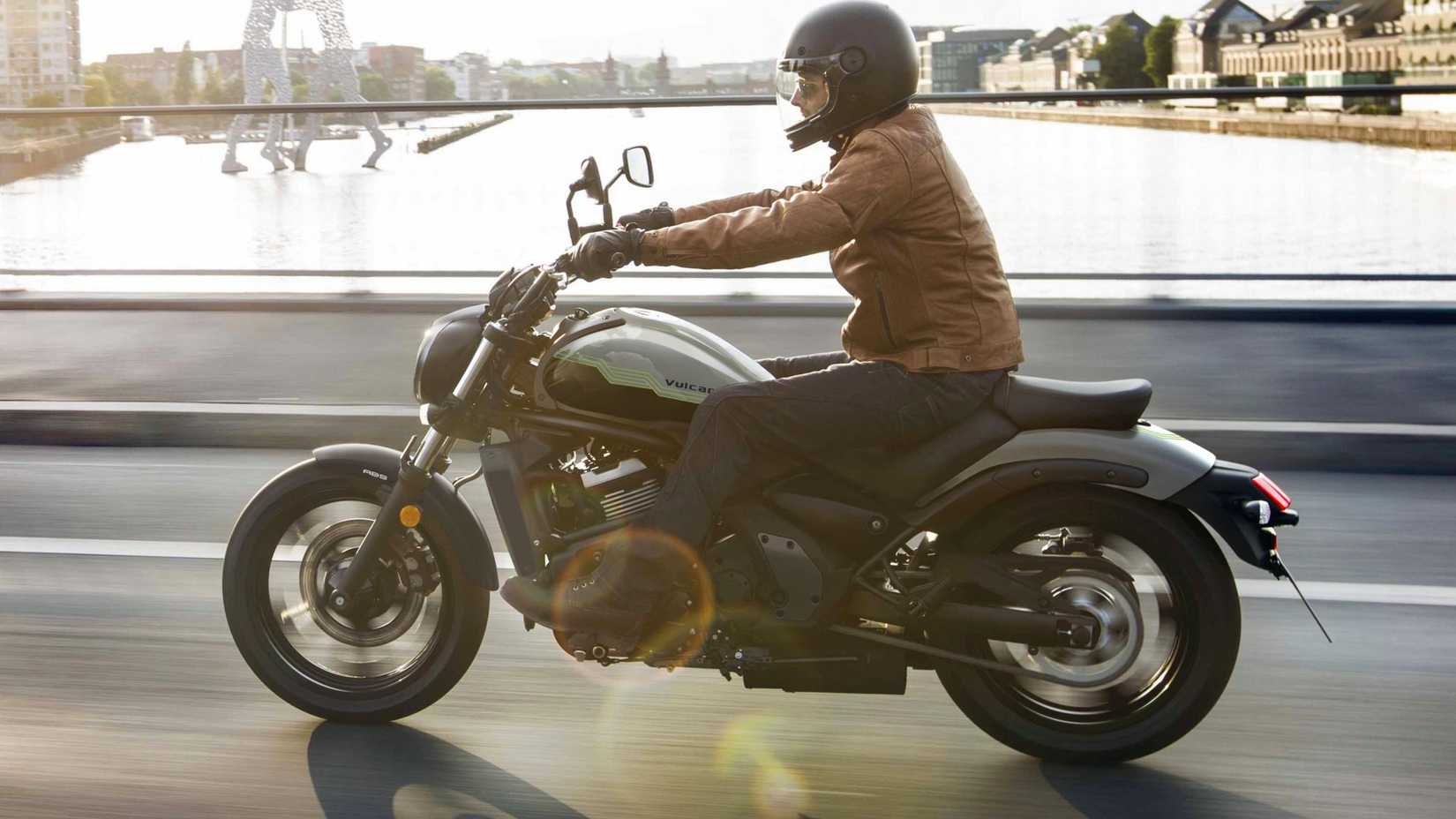 Piloto em 2026 Kawasaki Vulcan S cruzando uma ponte