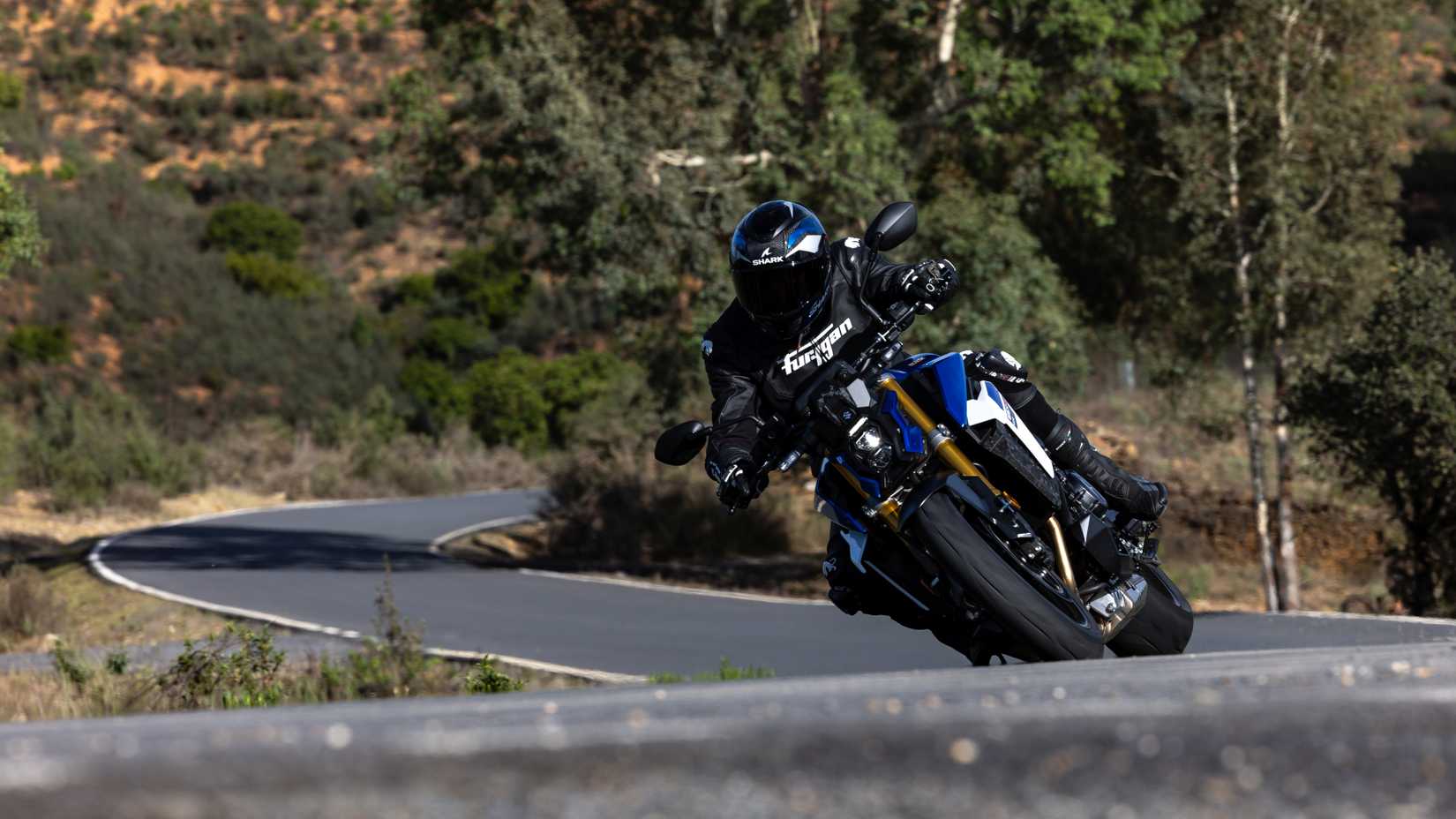 Suzuki GSX-S1000 curvas 1