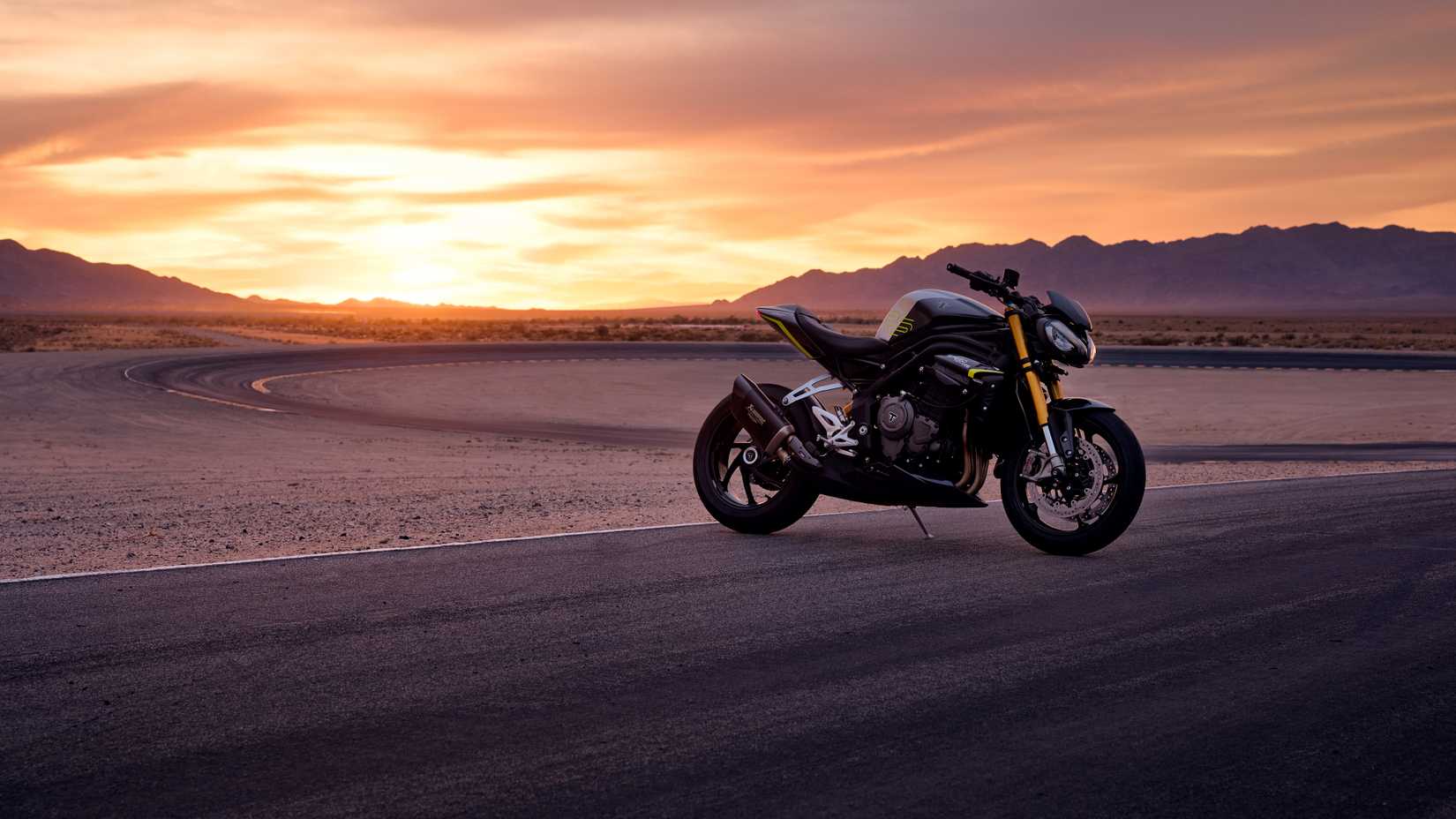 Triumph Speed ​​Triple 1200 RS estacionada em uma pista de corrida