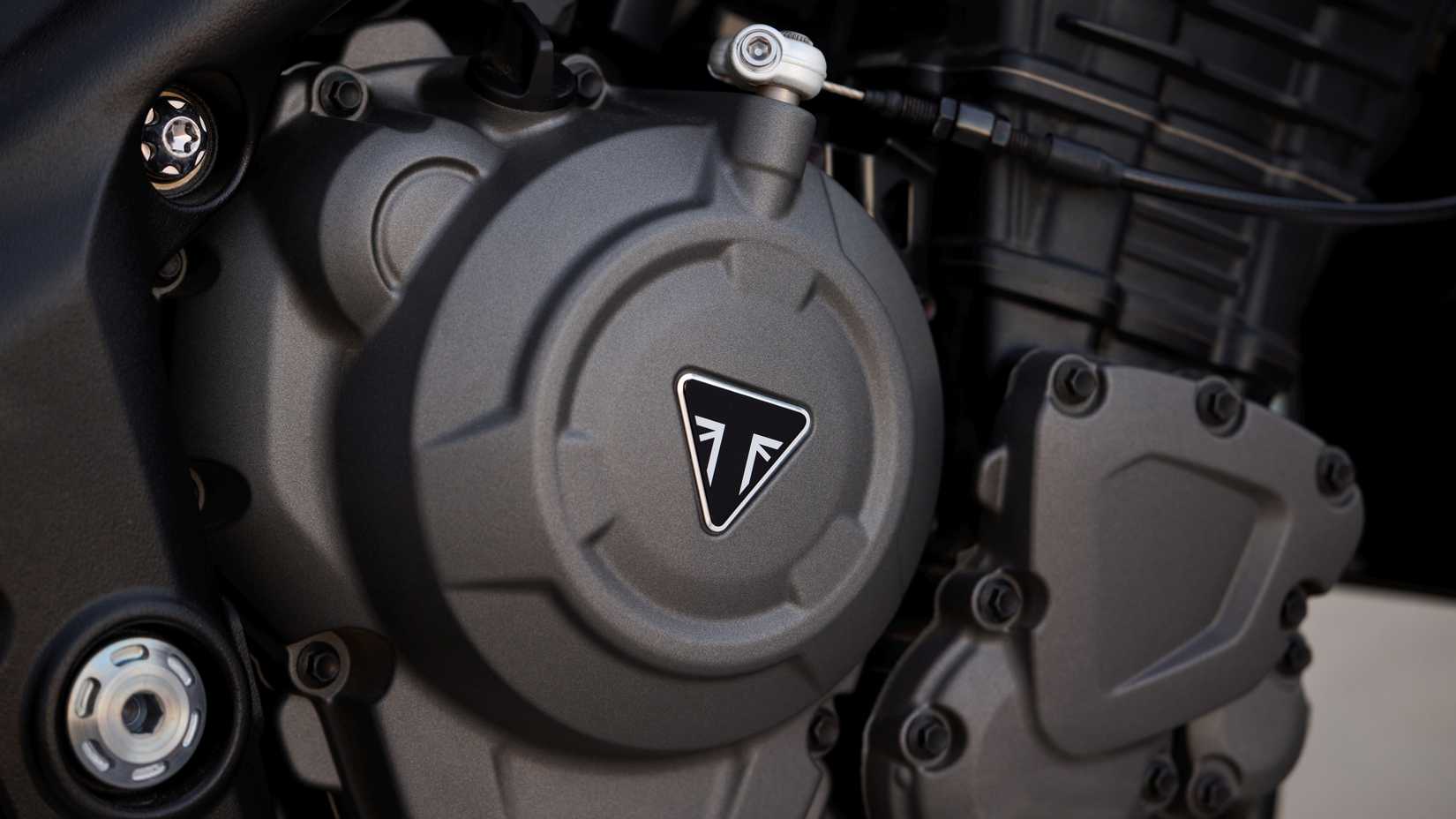 Close do cárter do motor Triumph Speed Triple 1200 RS