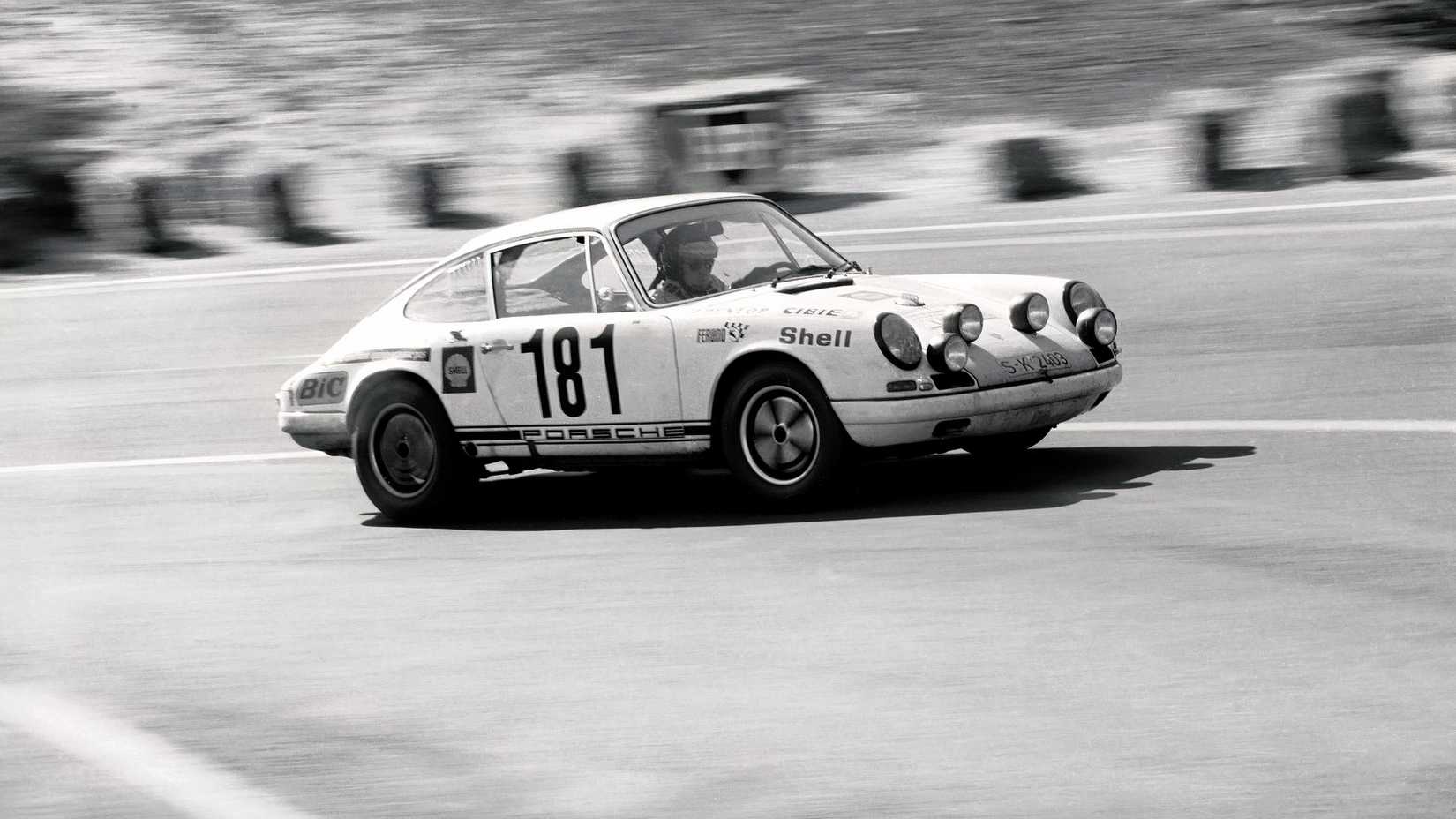 Foto de ação lateral direita do Porsche 911 R de 1967
