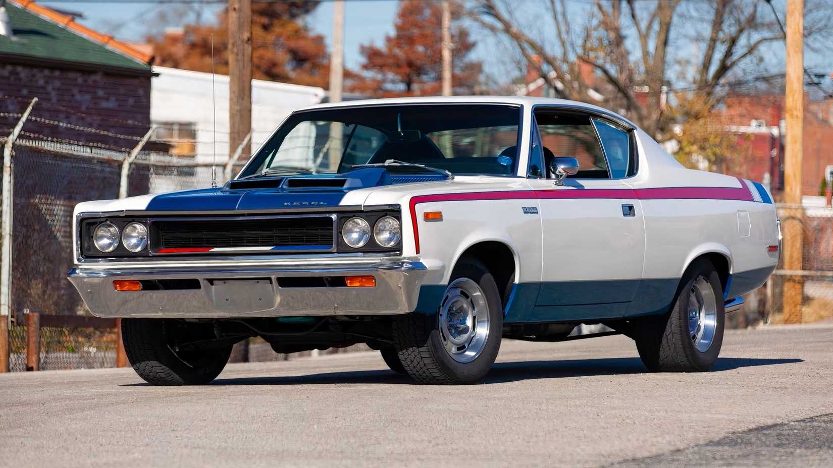 Vista frontal 3/4 da AMC Rebel Machine 1970