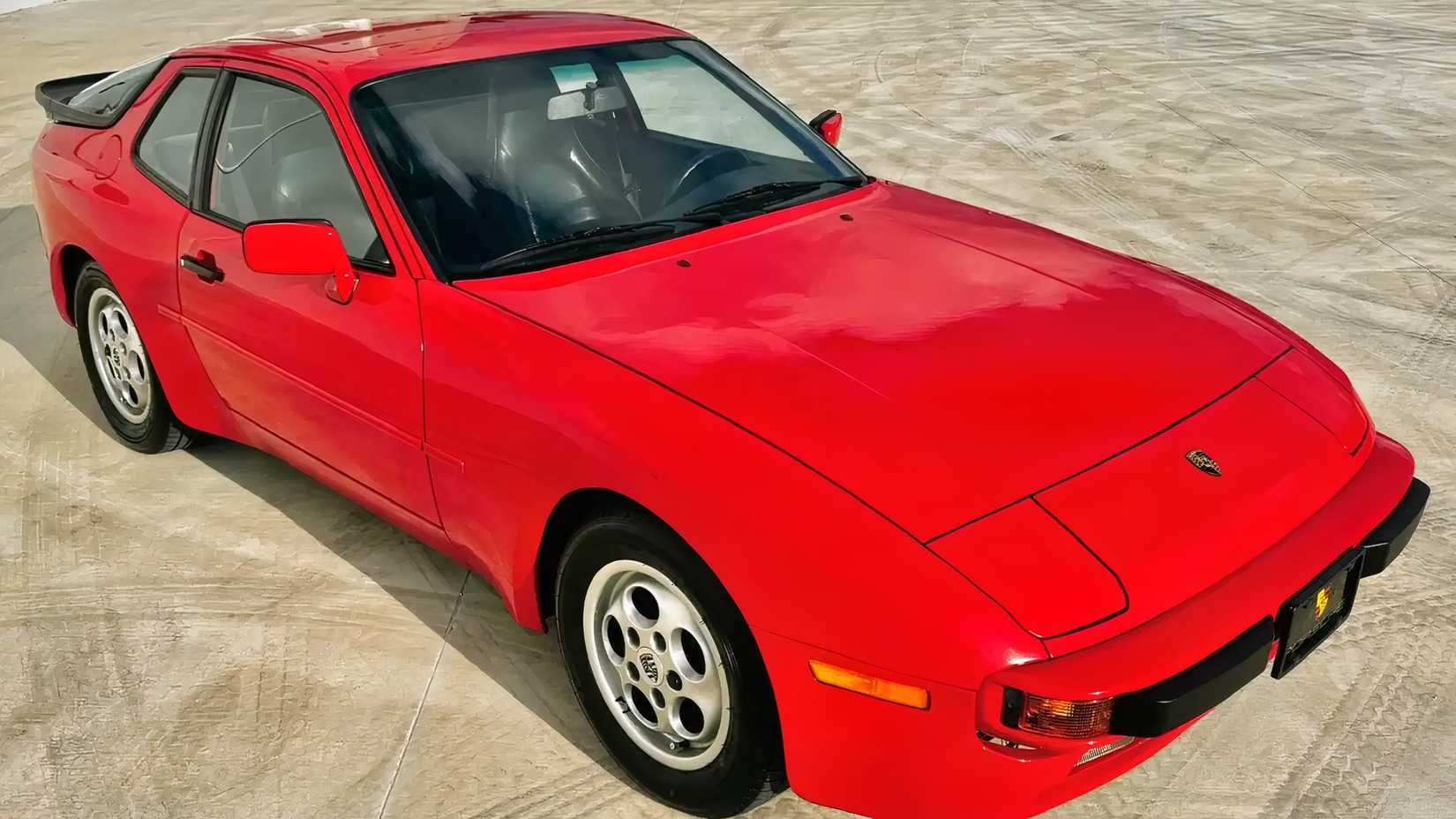 Porsche 944 1980 em vermelho