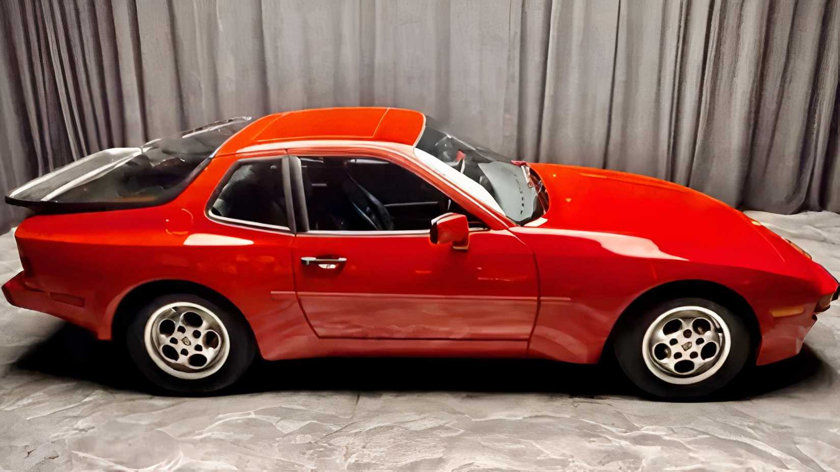   Vista lateral do Porsche 944 1980 