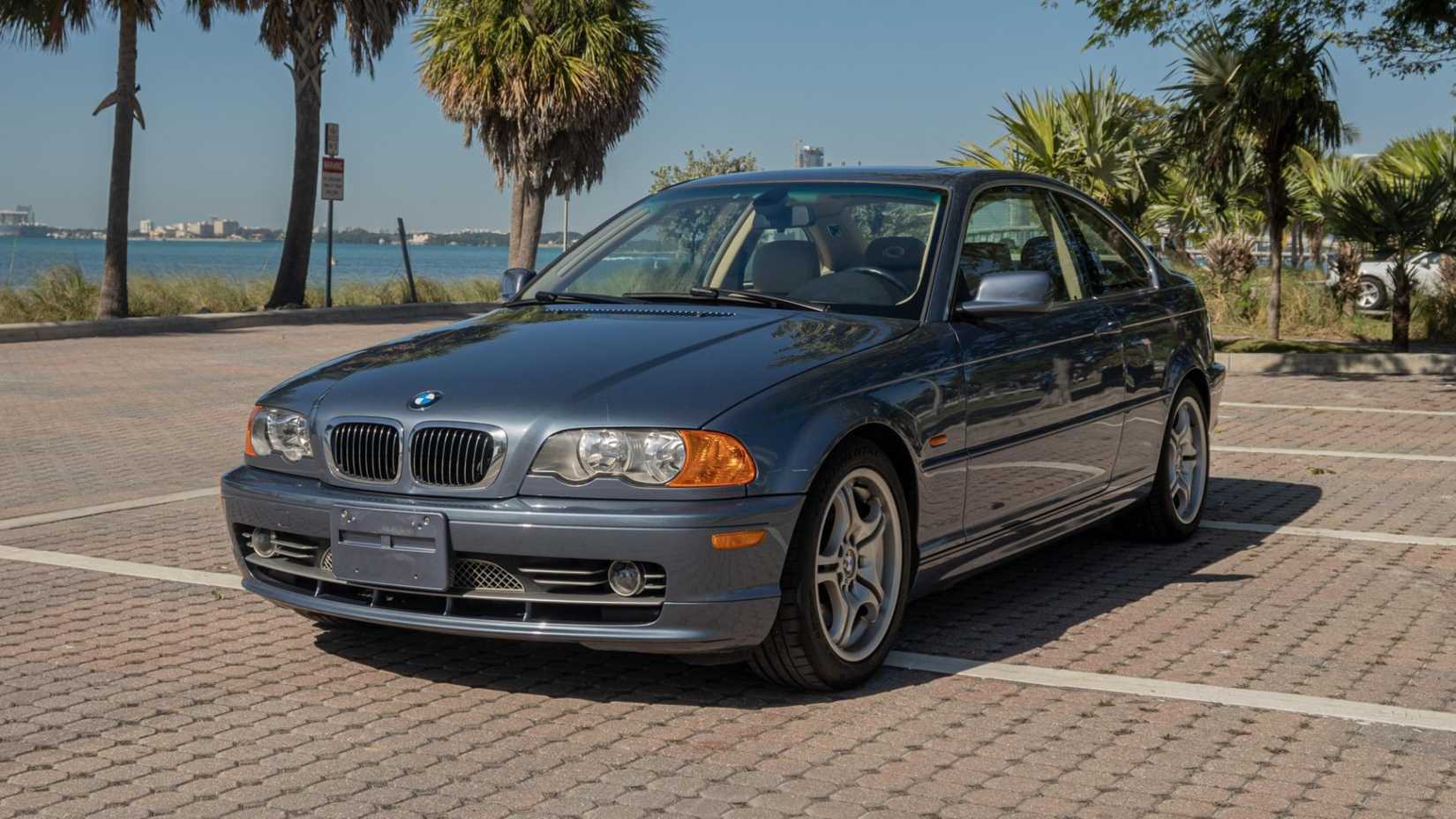 2001 BMW 330Ci Coupe 5-Speed front third quarter view