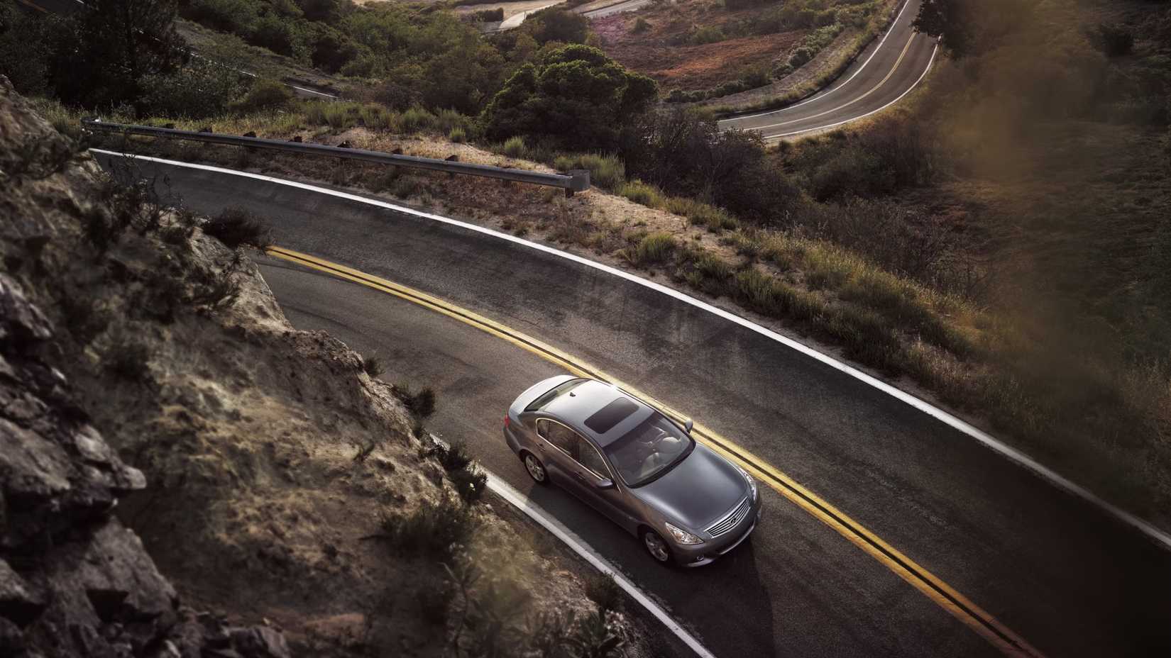 2015 Infiniti Q40 (3)