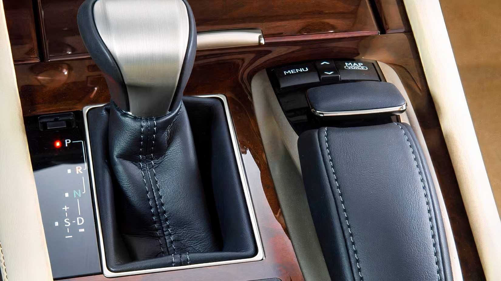 2016 Lexus LS center console